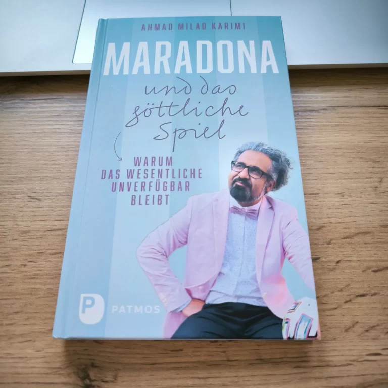 Buchcover: Maradona und das göttliche Spiel — warum das Wesentliche unverfügbar bleibt